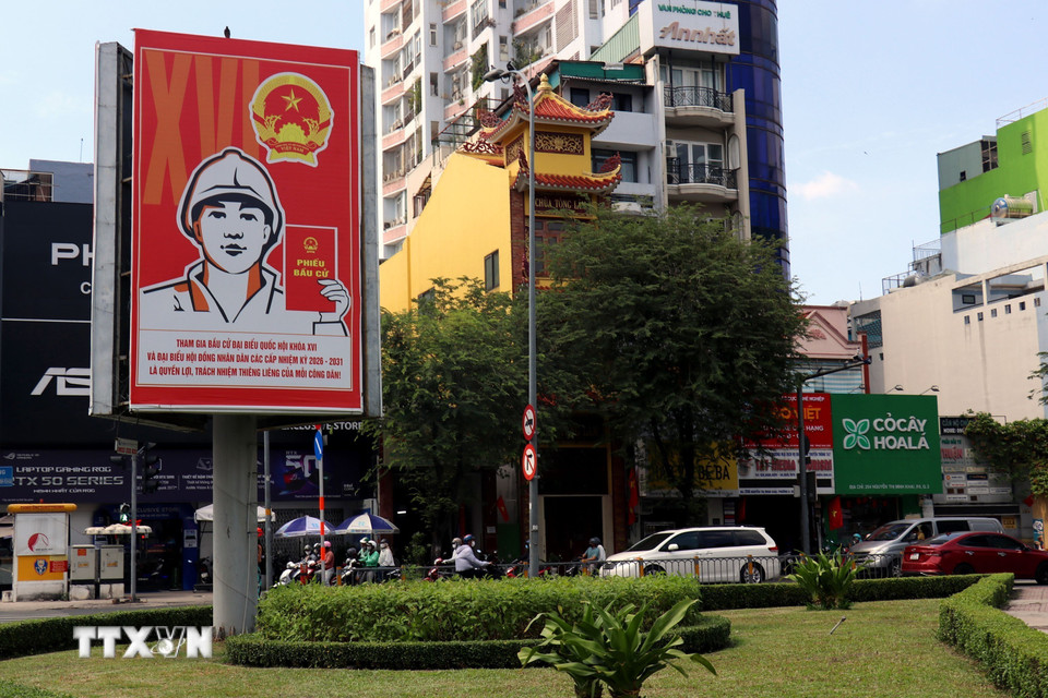 Góc đường Cách mạng tháng Tám-Nguyễn Thị Minh Khai, Thành phố Hồ Chí Minh rợp cờ hoa, sẵn sàng cho Ngày hội toàn dân. (Ảnh: Thanh Vũ/TTXVN)