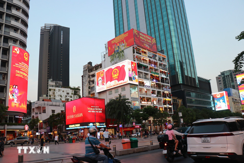 Đại lộ Nguyễn Huệ, Thành phố Hồ Chí Minh, rợp cờ hoa, sẵn sàng cho Ngày hội toàn dân. (Ảnh: Thanh Vũ/TTXVN)
