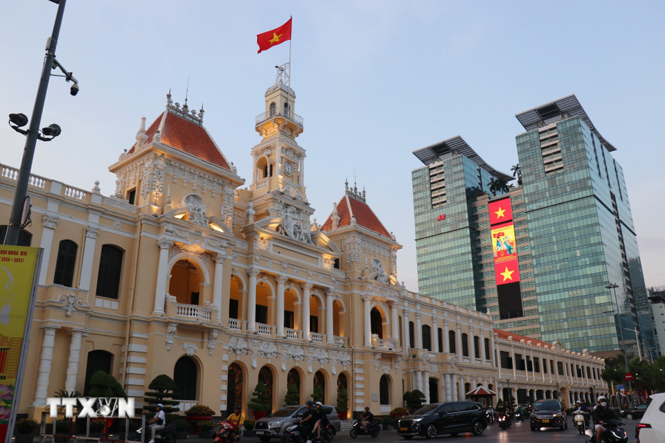 Trụ sở Ủy ban Nhân dân Thành phố Hồ Chí Minh sẵn sàng cho Ngày hội toàn dân. (Ảnh: Thanh Vũ/TTXVN)