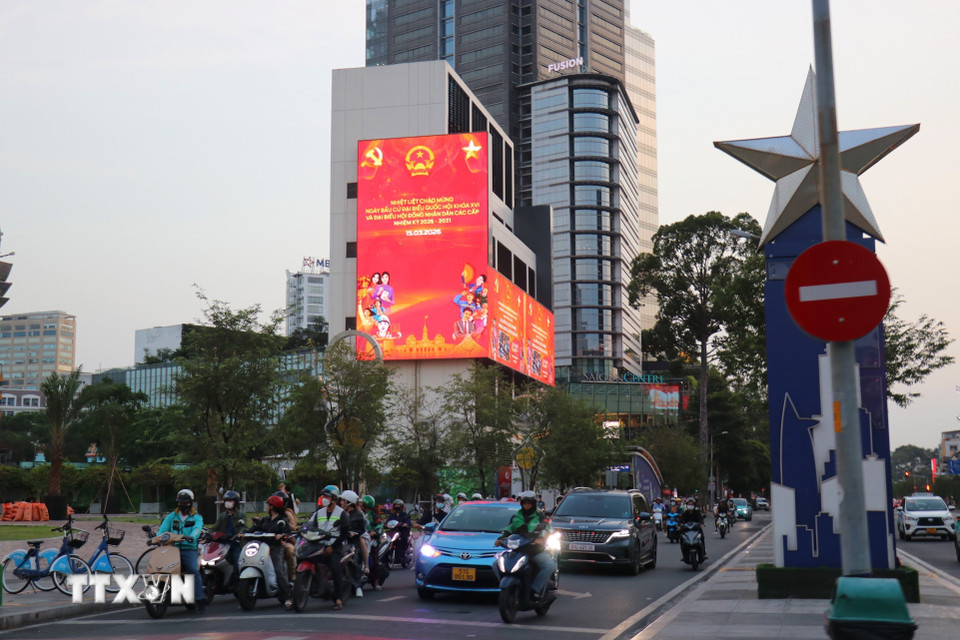 Đại lộ Lê Lợi, Thành phố Hồ Chí Minh rợp cờ hoa, sẵn sàng cho Ngày hội toàn dân. (Ảnh: Thanh Vũ/TTXVN)