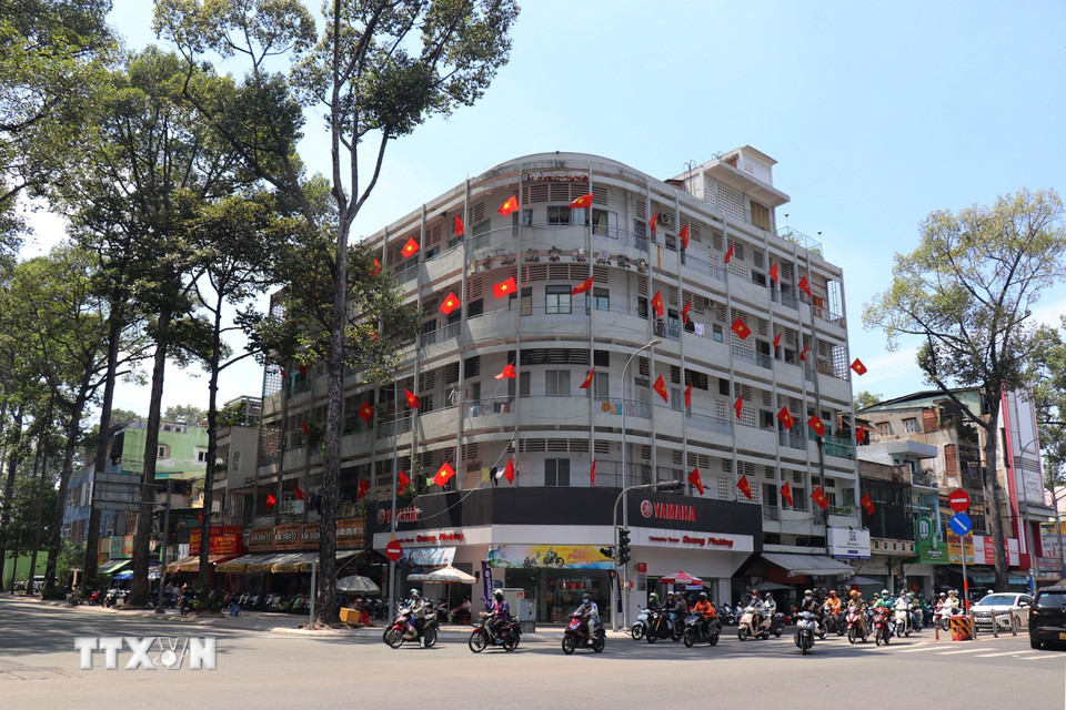 Nhiều căn hộ trên đường Nguyễn Tri Phương- Hùng Vương, Thành phố Hồ Chí Minh trang hoàng, cờ hoa sẵn sàng cho ngày hội toàn dân. (Ảnh: Thanh Vũ/TTXVN)