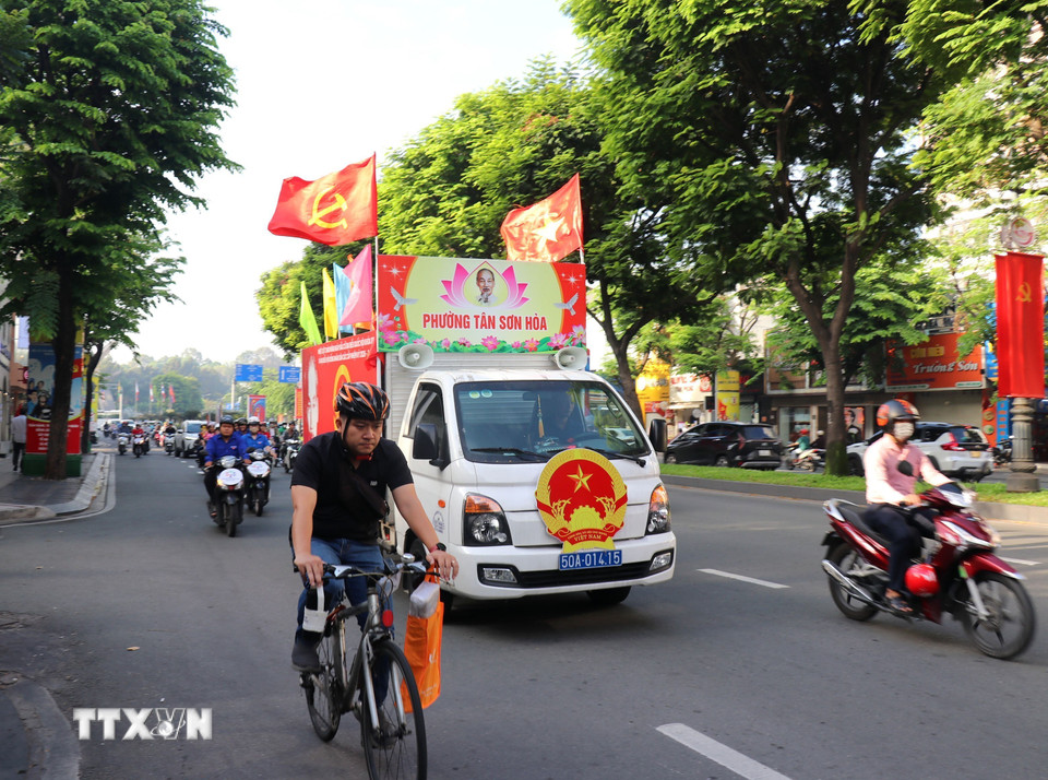 Lực lượng phường Tân Sơn Hòa ra quân tuyên truyền Bầu cử đại biểu Quốc hội khóa XVI và đại biểu Hội đồng nhân dân các cấp nhiệm kỳ 2026-2031. (Ảnh: Thanh Vũ/TTXVN)