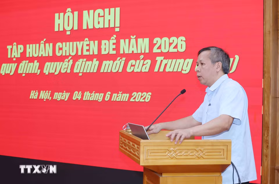 Đồng chí Trần Anh Trường, Vụ trưởng Vụ Tổ chức-Điều lệ, Ban Tổ chức Trung ương, giới thiệu Chuyên đề tại Hội nghị. (Ảnh: Phương Hoa/TTXVN)