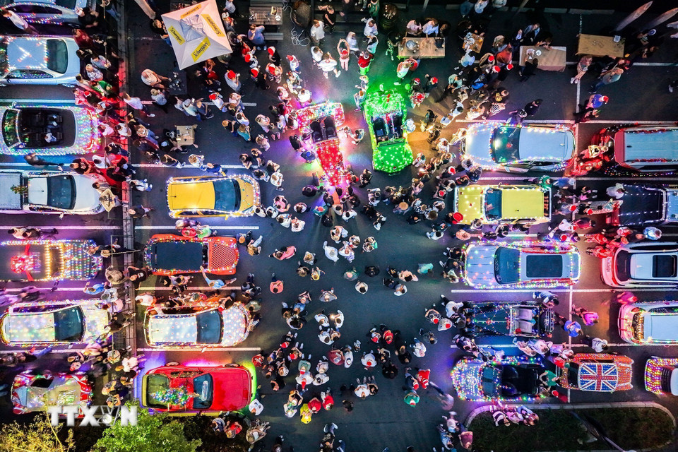 Ô tô được trang hoàng lung linh đón Giáng sinh tại Johannesburg, Nam Phi. (Ảnh: THX/TTXVN)