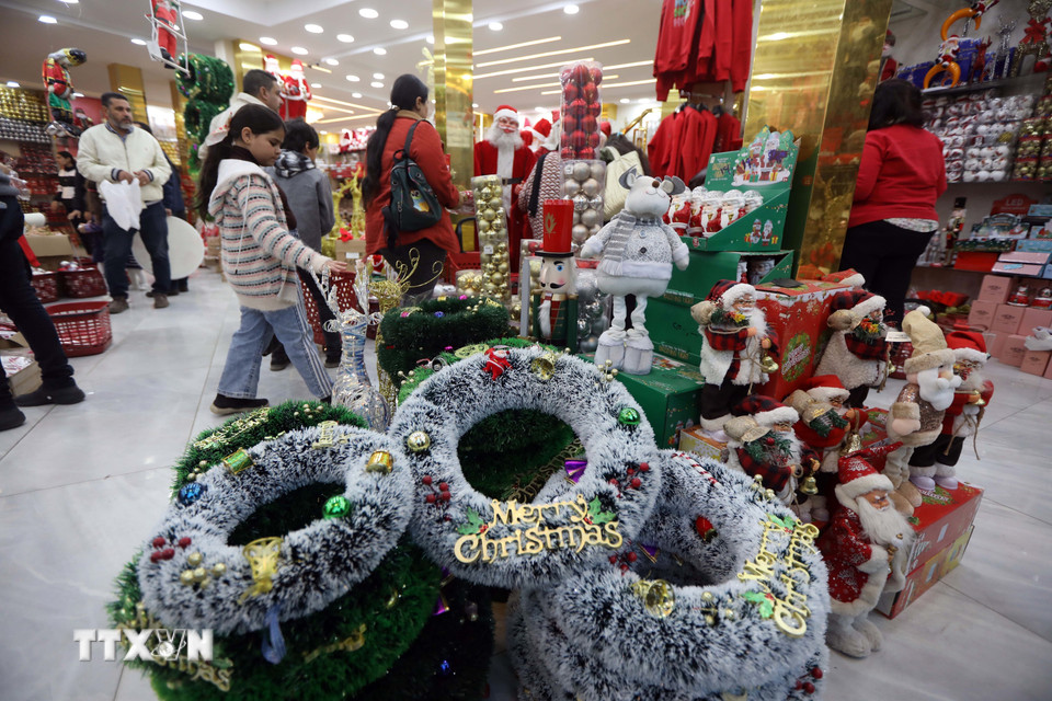 Đồ trang trí Giáng sinh được bày bán tại Cairo, Ai Cập. (Ảnh: THX/TTXVN)