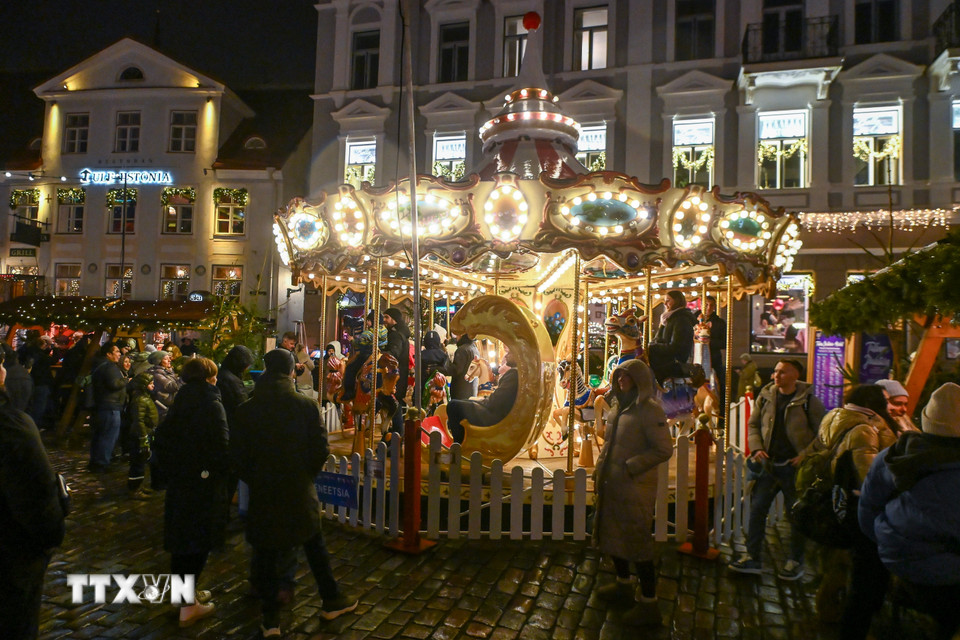 Người dân thăm chợ Giáng sinh tại Tallinn, Estonia. (Ảnh: THX/TTXVN)