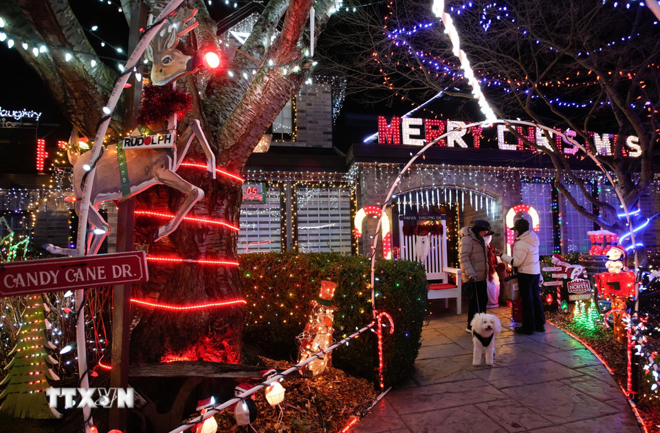 Ngôi nhà được trang hoàng lung linh đón Giáng sinh tại Vancouver, British Columbia, Canada. (Ảnh: THX/TTXVN)
