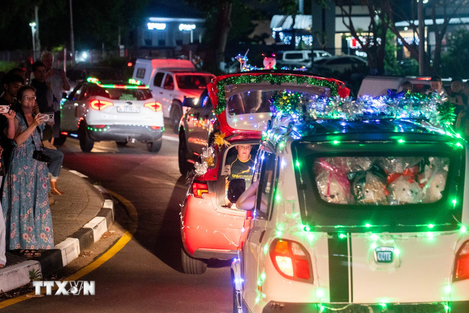 Ô tô được trang hoàng lung linh đón Giáng sinh tại Johannesburg, Nam Phi. (Ảnh: THX/TTXVN)