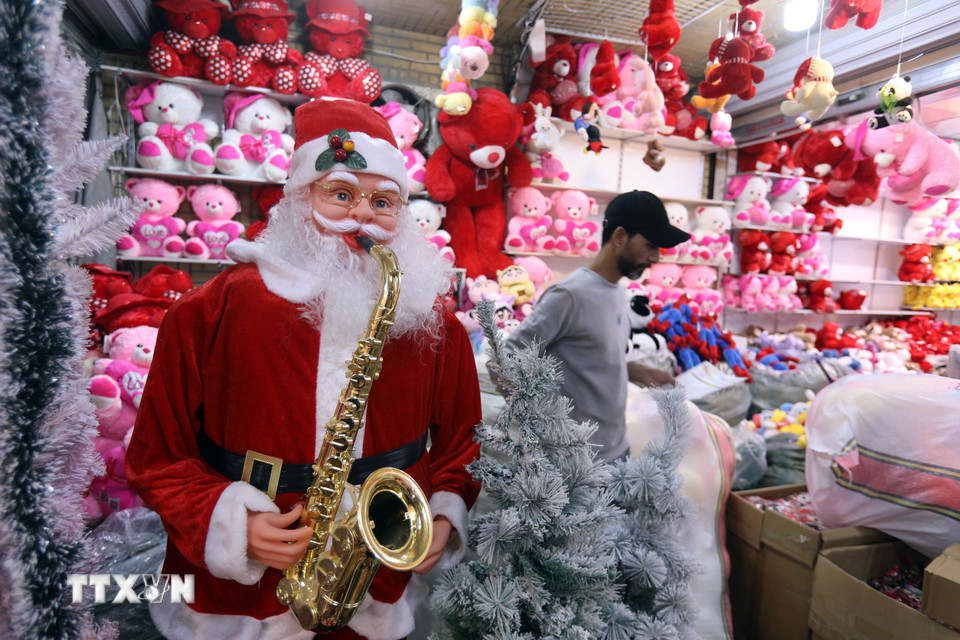 Người dân mua đồ trang trí Giáng sinh tại Baghdad, Iraq. (Ảnh: THX/TTXVN)