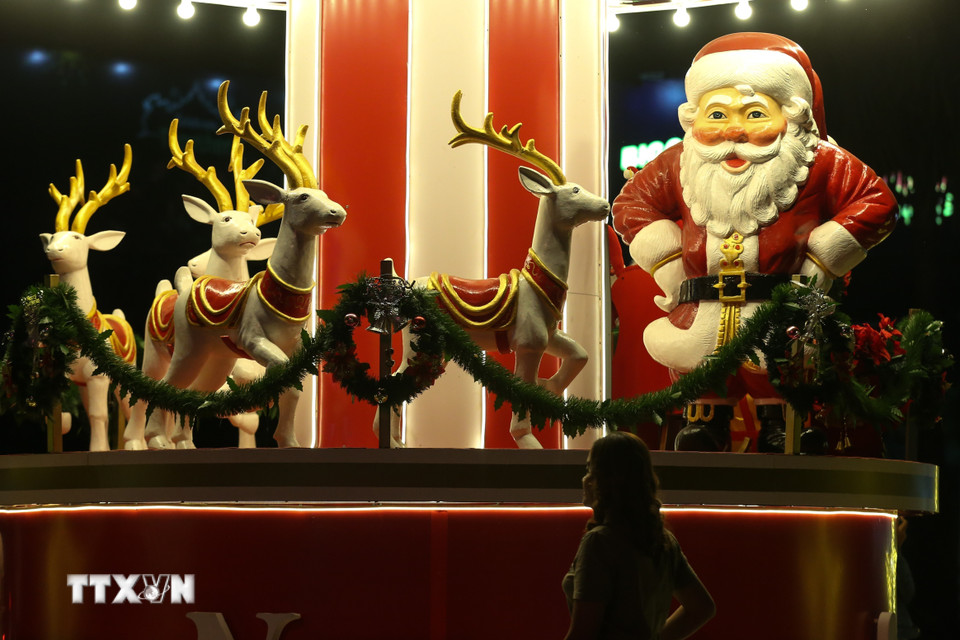 Trung tâm thương mại được trang hoàng rực rỡ đón Giáng sinh tại Yangon, Myanmar. (Ảnh: THX/TTXVN)