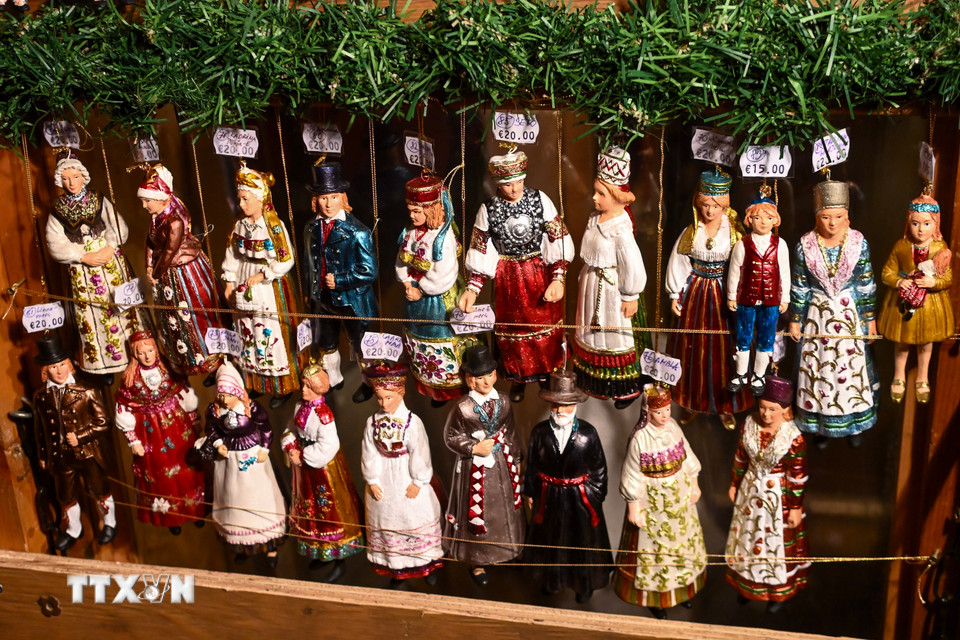 Đồ trang trí Giáng sinh được bày bán tại Tallinn, Estonia. (Ảnh: THX/TTXVN)