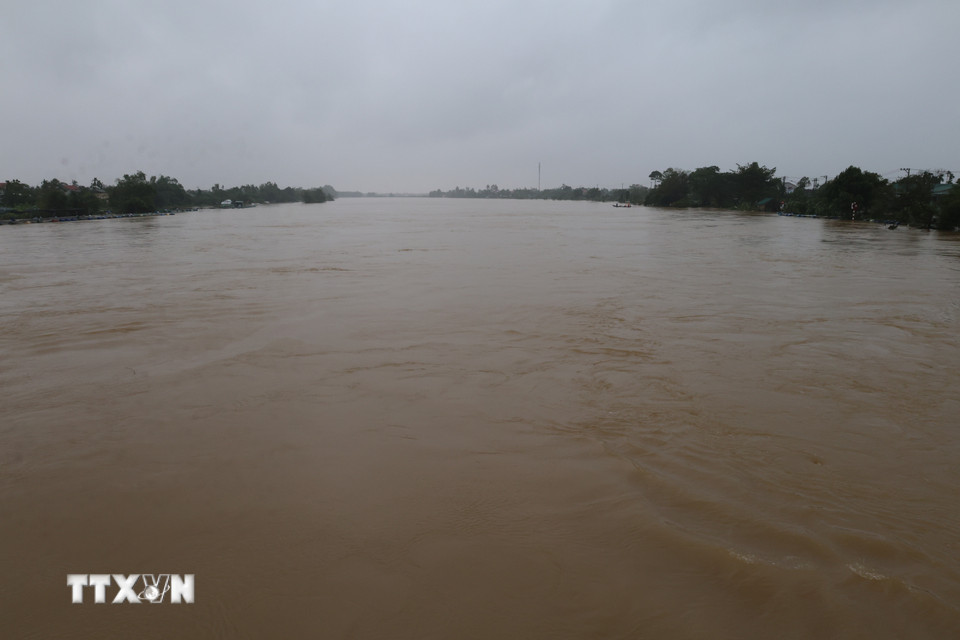 Nước trên sông Bồ, thành phố Huế chiều ngày 29/10. (Ảnh: Đỗ Trưởng/TTXVN)