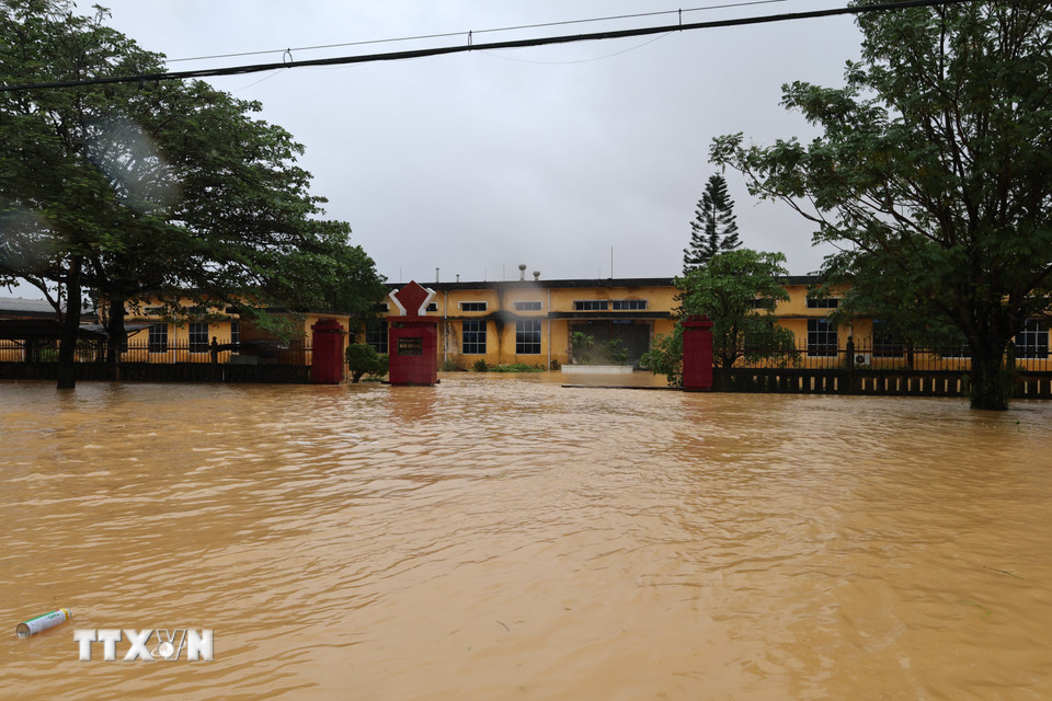 Nhiều khu vực trũng thấp vẫn bị ngập sâu trong nước lũ. (Ảnh: Đỗ Trưởng/TTXVN)