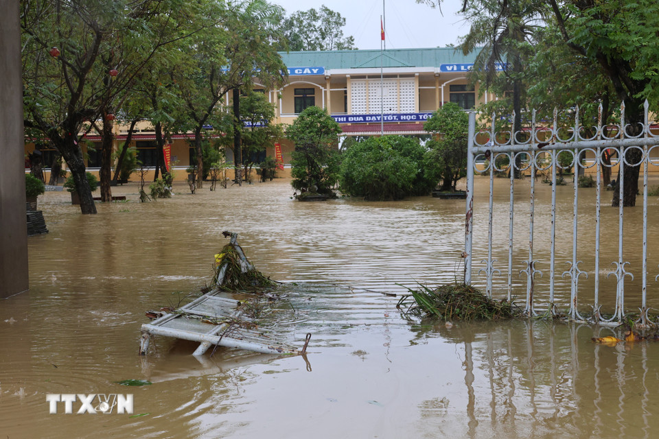 Nhiều khu vực trũng thấp vẫn bị ngập sâu trong nước lũ. (Ảnh: Đỗ Trưởng/TTXVN)