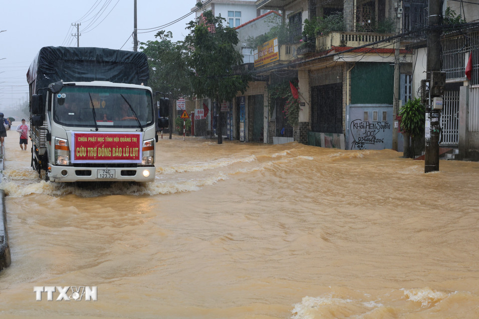 Nhiều khu vực trũng thấp vẫn bị ngập sâu trong nước lũ. (Ảnh: Đỗ Trưởng/TTXVN)