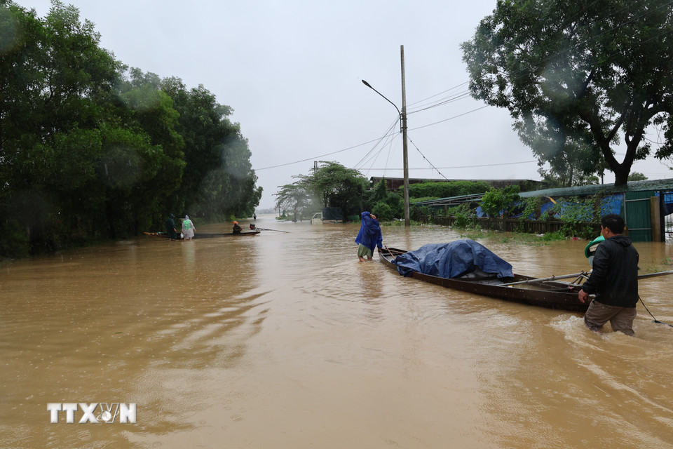 Nhiều khu vực trũng thấp vẫn bị ngập sâu trong nước lũ. (Ảnh: Đỗ Trưởng/TTXVN)