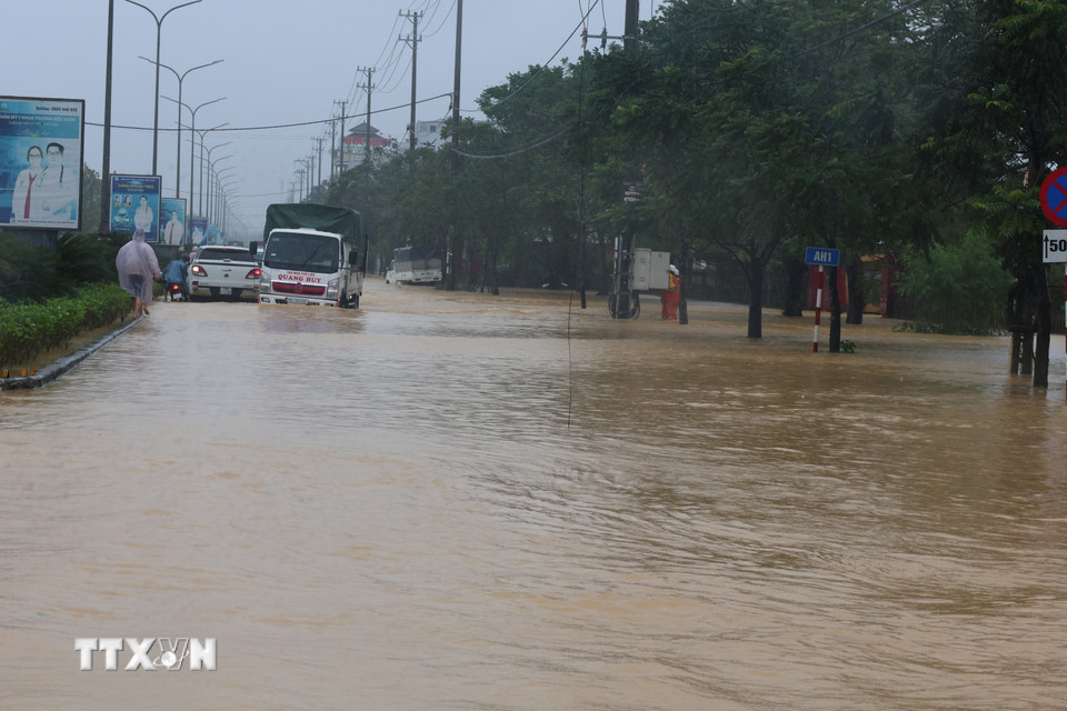 Nhiều khu vực trũng thấp vẫn bị ngập sâu trong nước lũ. (Ảnh: Đỗ Trưởng/TTXVN)
