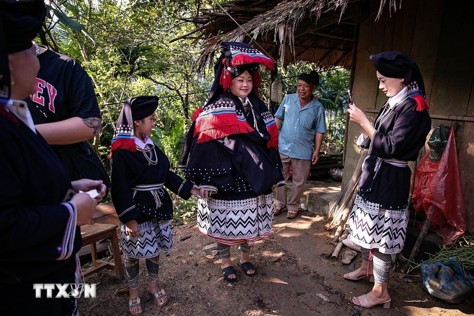 Ông mối, bà mối đưa người dẫn dâu đến đón dâu về nhà trai. (Ảnh: Trọng Đạt/TTXVN)