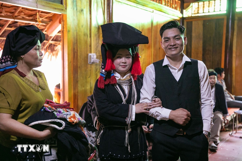 Cô dâu và chú rể người dân tộc Dao Tiền trong ngày cưới ở Bản Sưng, xã Cao Sơn, tỉnh Phú Thọ. (Ảnh: Trọng Đạt/TTXVN)