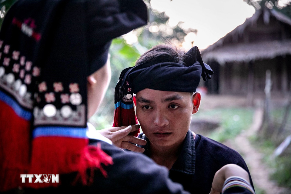 Chú rể mặc trang phục truyền thống, dâng rượu, làm lễ xin cô dâu và nhận các anh, chị ruột, các anh rể, chị dâu bên nhà gái. (Ảnh: Trọng Đạt/TTXVN)