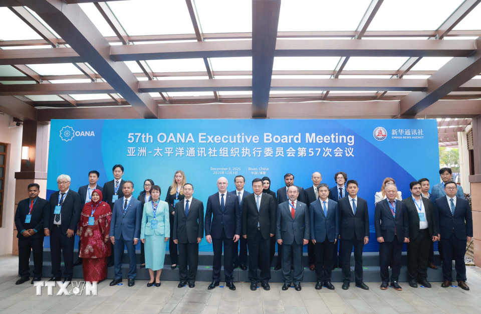 Tổng Giám đốc TTXVN Vũ Việt Trang (hàng 1, thứ 5 từ trái sang) cùng các đại biểu chụp ảnh chung. (Ảnh: TTXVN phát)