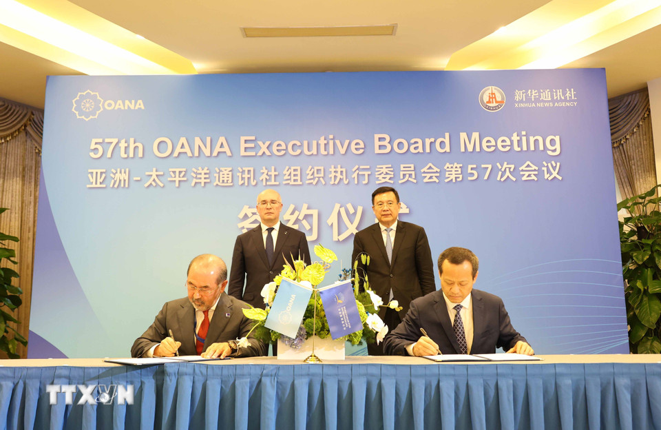 Ký kết Bản Ghi nhớ về hợp tác giữa OANA và Diễn đàn Doanh nghiệp Bác Ngao nhằm chia sẻ nguồn lực, hỗ trợ thúc đẩy phát triển kinh tế, thương mại và giao lưu văn hóa trong khu vực châu Á-Thái Bình Dương. (Ảnh: Công Tuyên/TTXVN)