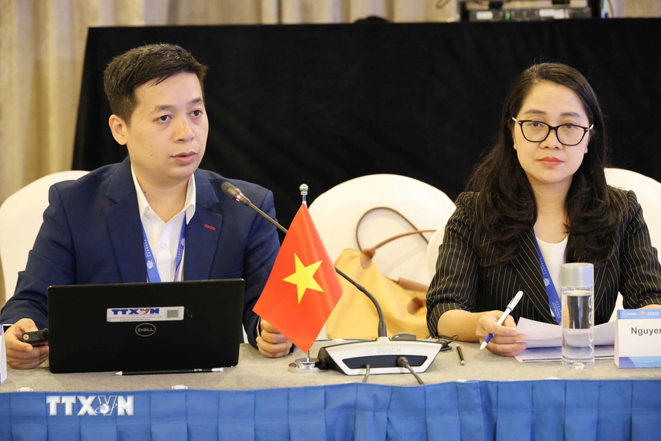 Đại diện TTXVN, nhà báo Võ Hoàng Long (trái), Phó Trưởng phòng Biên tập của Báo điện tử VietnamPlus trình bày tham luận “AI và báo chí: Khi máy móc giúp con người gia tăng sức mạnh kể chuyện” tại Phiên thảo luận thứ nhất với chủ đề “AI và Chuyển đổi Truyền thông: Đổi mới và Đạo đức”. (Ảnh: Công Tuyên/TTXVN)