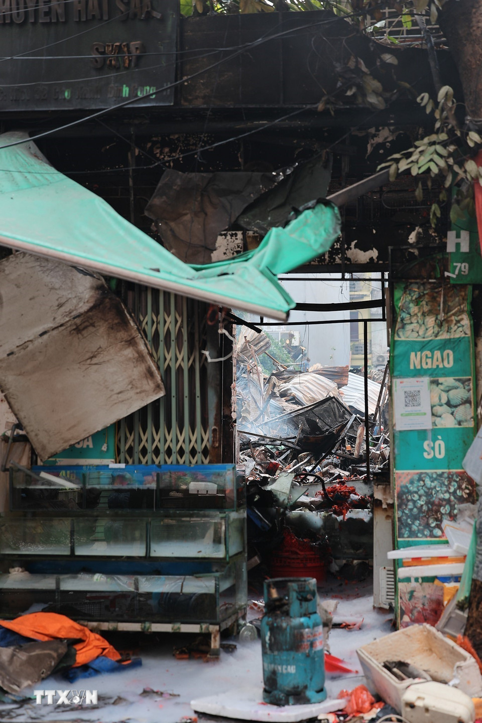 Hiện trường tan hoang sau vụ cháy chợ Xanh Định Công, phường Phương Liệt, Hà Nội. (Ảnh: Lê Đông/TTXVN)