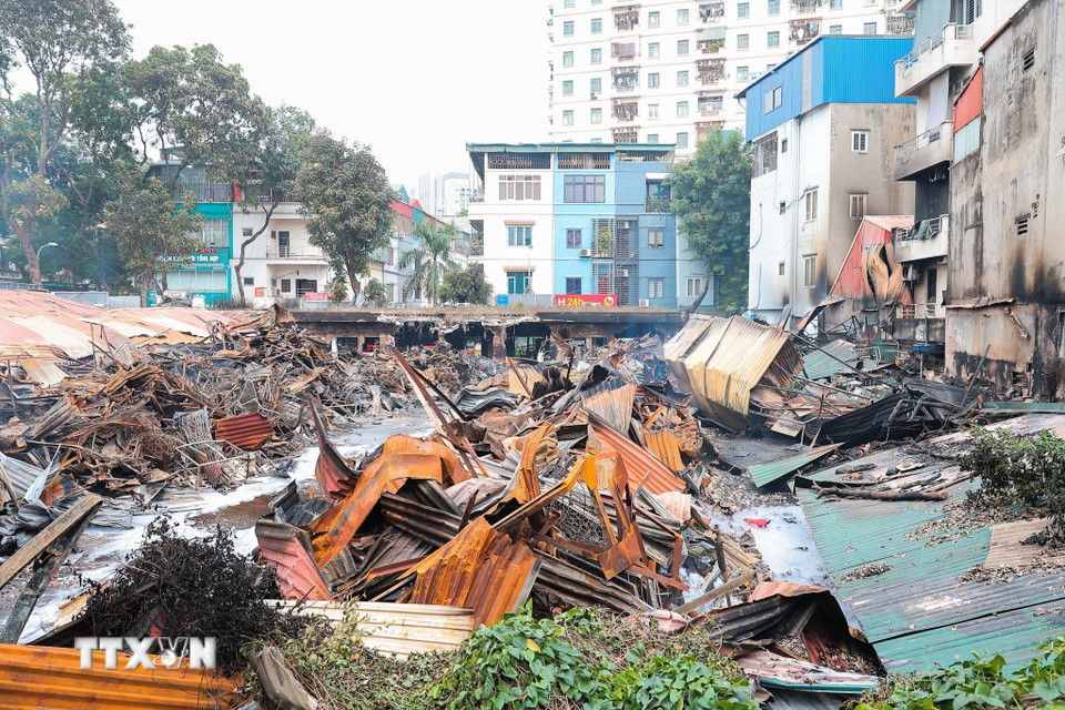 Đống đổ nát ngổn ngang tại hiện trường vụ cháy chợ Xanh Định Công, phường Phương Liệt, Hà Nội. (Ảnh: Lê Đông/TTXVN)