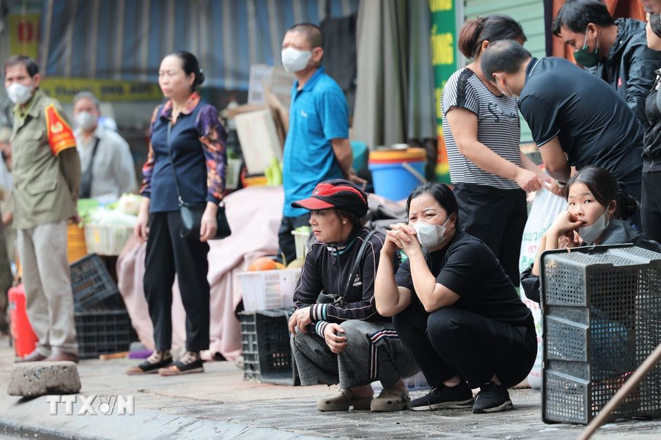 Gương mặt thất thần của người dân khi chứng kiến khu kinh doanh bị thiêu rụi. (Ảnh: Lê Đông/TTXVN)