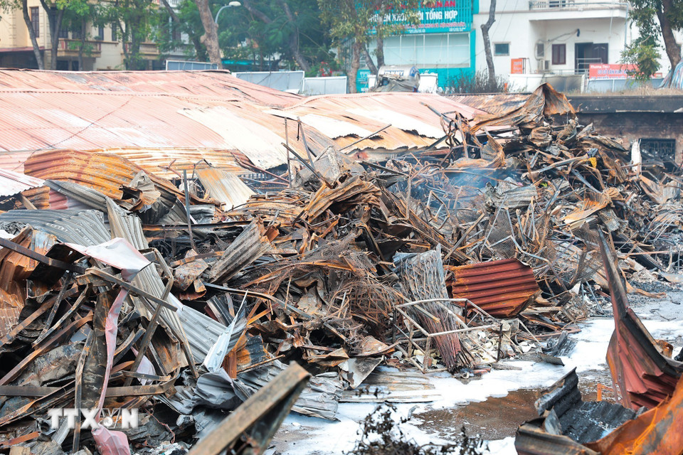 Các kết cấu kim loại bị cháy xem, đổ sập chồng chéo tại vụ cháy chợ Xanh Định Công, phường Phương Liệt, Hà Nội. (Ảnh: Lê Đông/TTXVN)