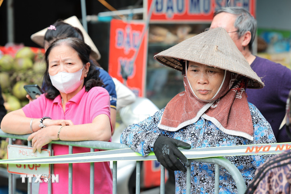 Nét mặt lo lắng của người dân khi nghĩ về sinh kế sau vụ cháy. (Ảnh: Lê Đông/TTXVN)