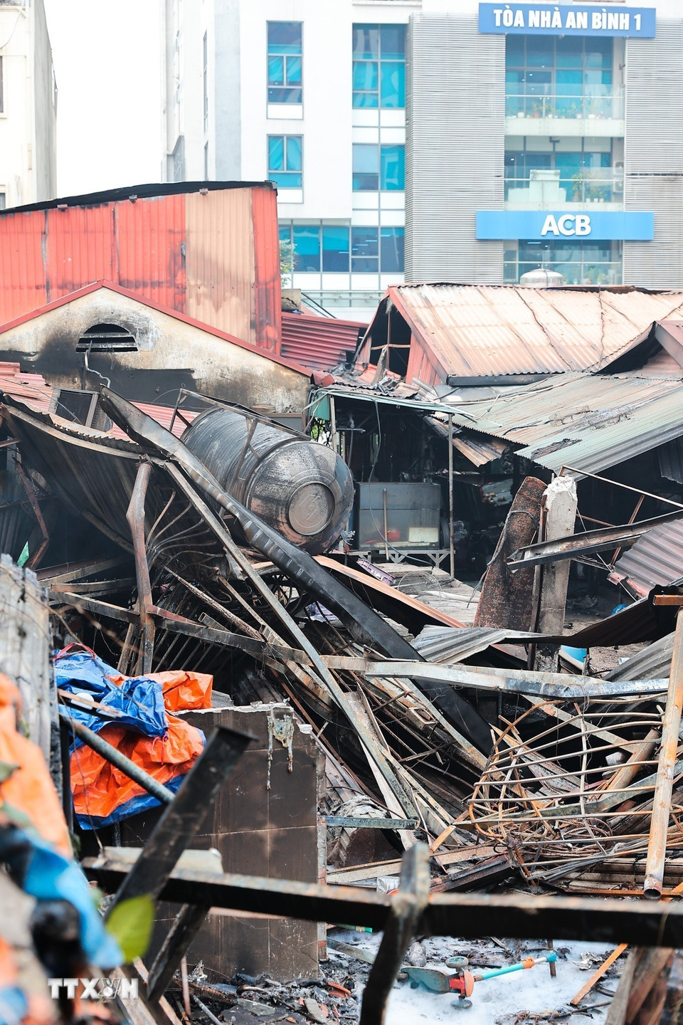 Các kết cấu kim loại bị cháy xem, đổ sập chồng chéo tại vụ cháy chợ Xanh Định Công, phường Phương Liệt, Hà Nội. (Ảnh: Lê Đông/TTXVN)