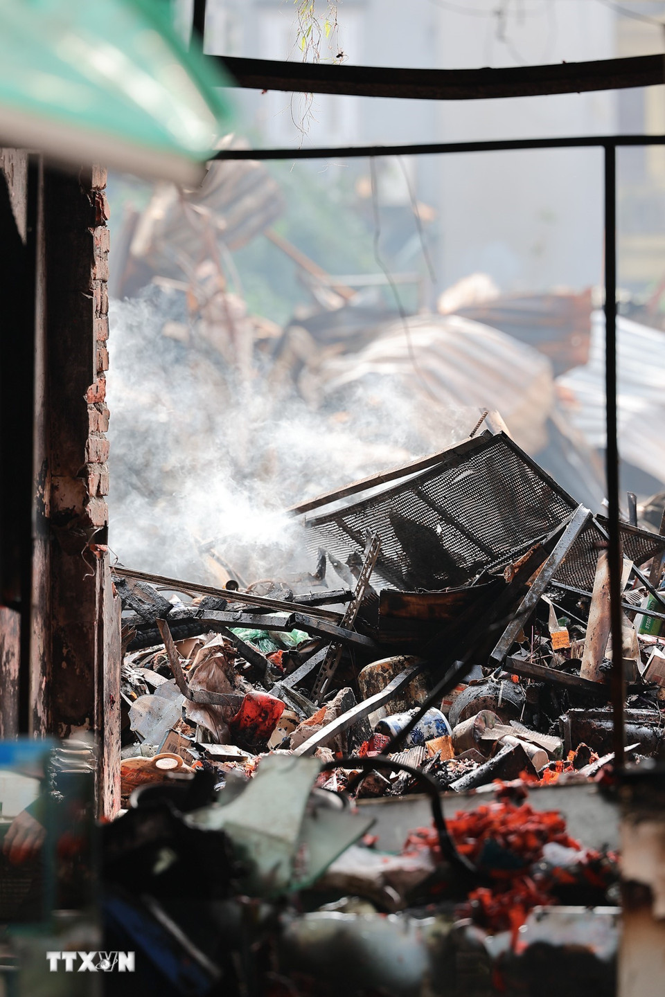 Hiện trường tan hoang sau vụ cháy chợ Xanh Định Công, phường Phương Liệt, Hà Nội. (Ảnh: Lê Đông/TTXVN)