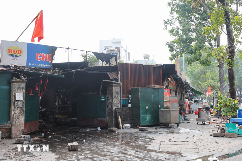 Hiện trường hàng chục ki-ốt bị thiêu rụi sau vụ cháy chợ Xanh Định Công, phường Phương Liệt, Hà Nội. (Ảnh: Lê Đông/TTXVN)
