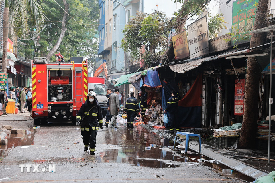 Hiện trường hàng chục ki-ốt bị thiêu rụi sau vụ cháy chợ Xanh Định Công, phường Phương Liệt, Hà Nội. (Ảnh: Lê Đông/TTXVN)