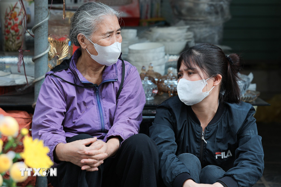 Nét mặt lo lắng của người dân khi nghĩ về sinh kế sau vụ cháy. (Ảnh: Lê Đông/TTXVN)