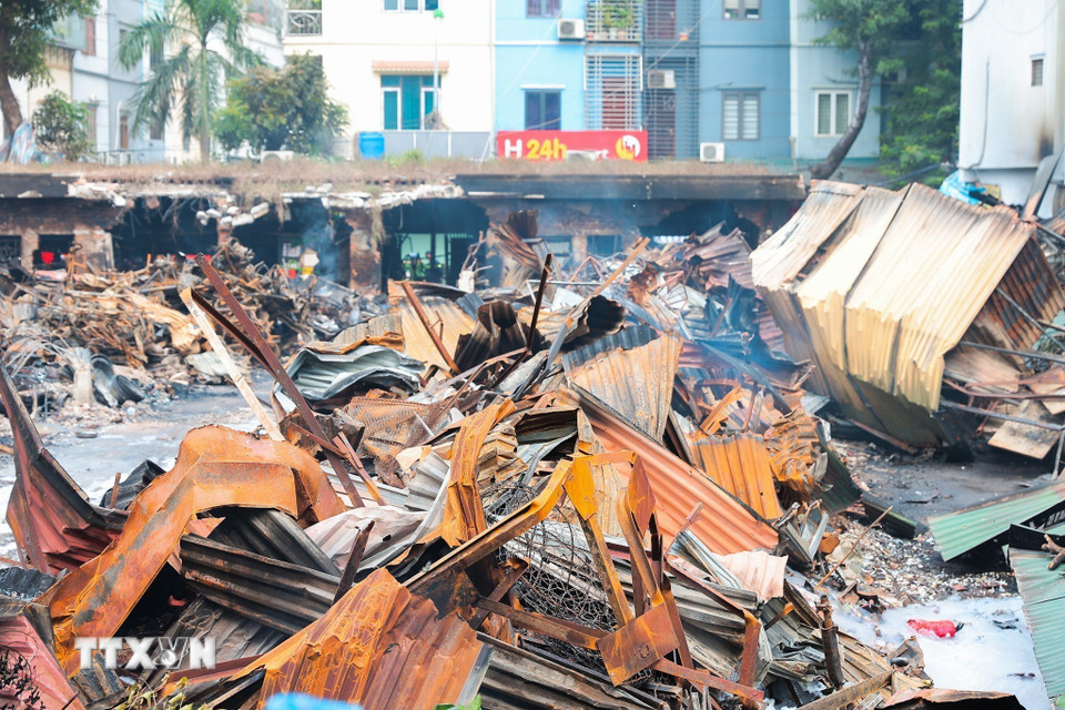 Đống đổ nát ngổn ngang tại hiện trường vụ cháy chợ Xanh Định Công, phường Phương Liệt, Hà Nội. (Ảnh: Lê Đông/TTXVN)