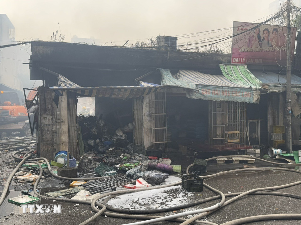 Khoảng 5 giờ 14 phút ngày 23/12/2025, đám cháy cơ bản được dập tắt. (Ảnh: Quốc Lũy/TTXVN.)