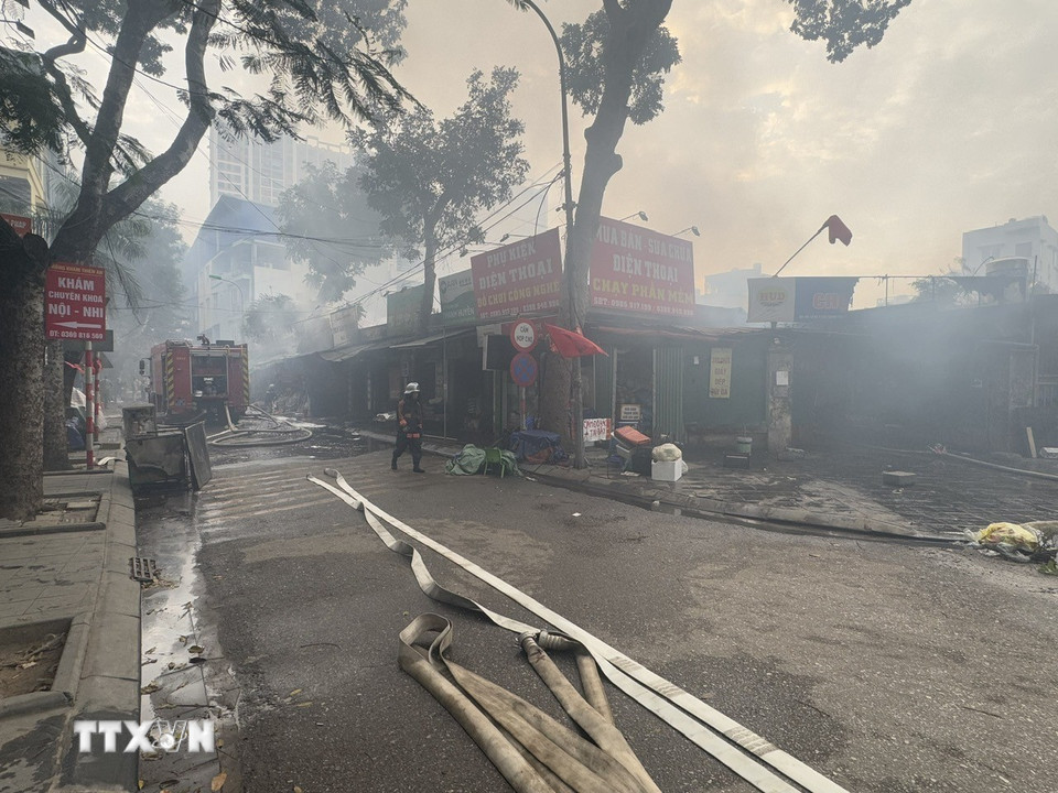 Khói đen bao trùm cả khu vực. (Ảnh: Quốc Lũy/TTXVN)