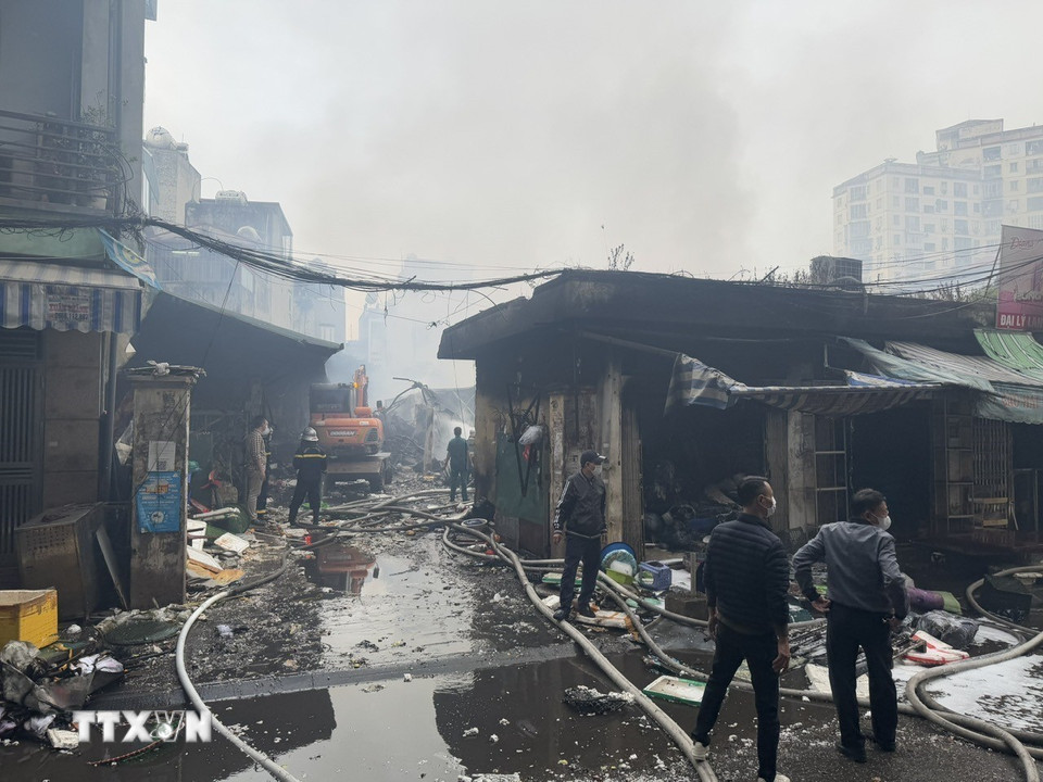 Địa hình phức tạp buộc lực lượng chức năng huy động máy xúc mở lối cho lực lượng Cảnh sát Phòng cháy chữa cháy và Cứu nạn, cứu hộ. (Ảnh: Quốc Lũy/TTXVN.)