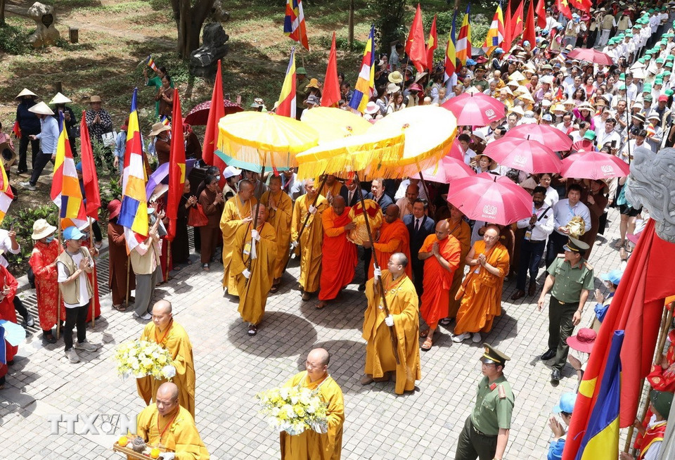 Xá lợi Đức Phật được cung rước về chùa Bái Đính. (Ảnh: Đức Phương/TTXVN)