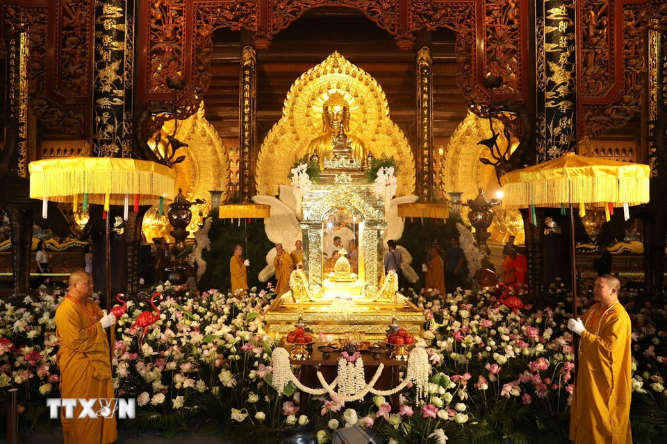 Xá lợi Đức Phật được tôn trí và chiêm bái tại điện Tam Thế, chùa Bái Đính. (Ảnh: Đức Phương/TTXVN)
