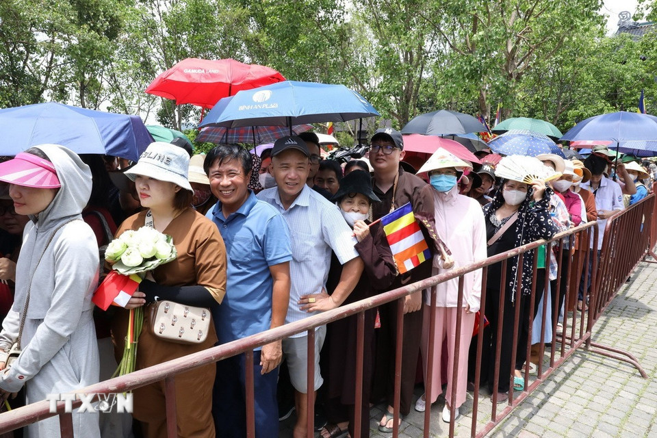 Người dân và tín đồ Phật tử tới chiêm bái xá lợi Đức Phật tại chùa Bái Đính. (Ảnh: Đức Phương/TTXVN)