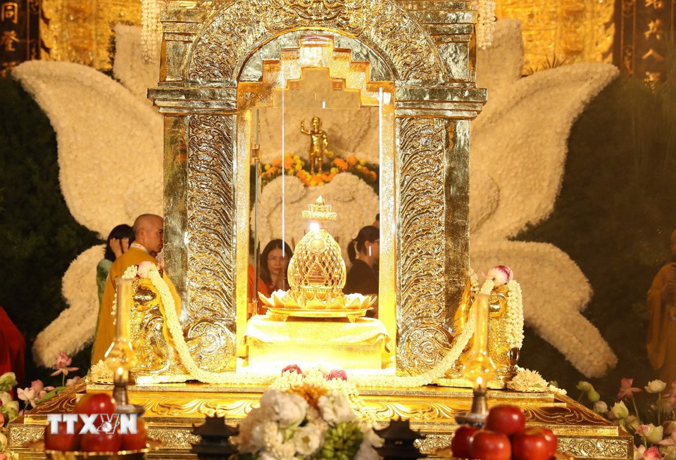Xá lợi Đức Phật được tôn trí và chiêm bái tại điện Tam Thế chùa Bái Đính. (Ảnh: Đức Phương/TTXVN)