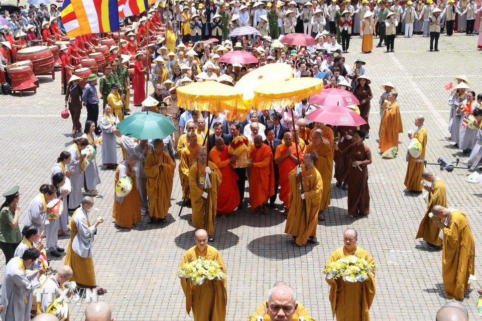 Xá lợi Đức Phật được cung rước về chùa Bái Đính. (Ảnh: Đức Phương/TTXVN)