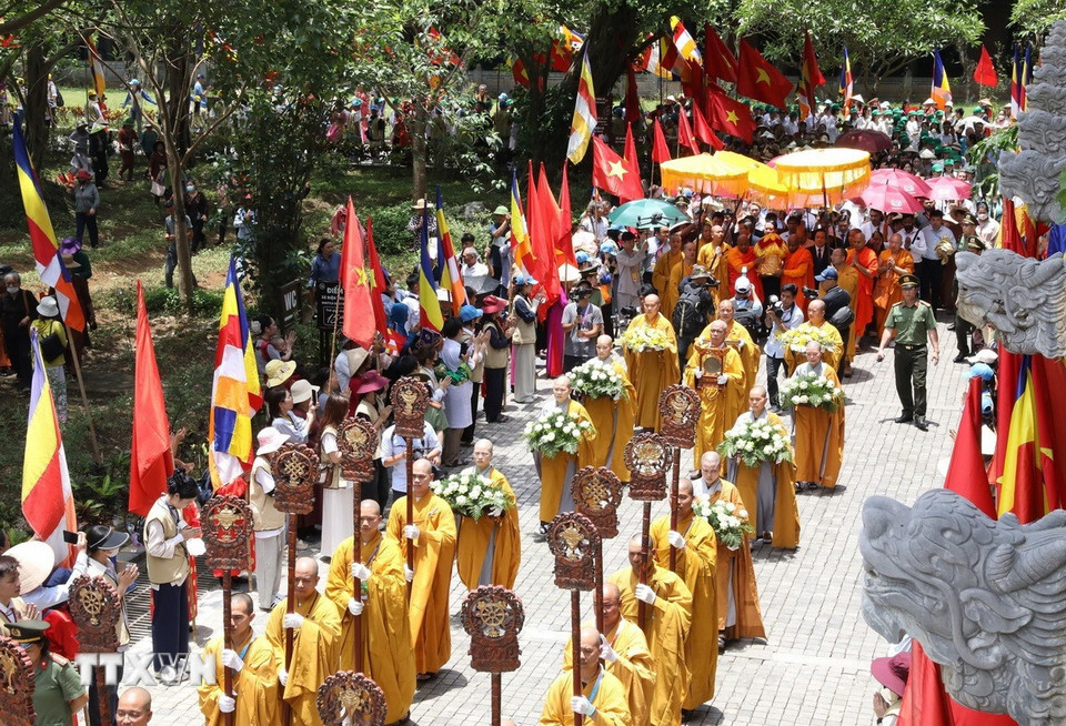 Xá lợi Đức Phật được cung rước về chùa Bái Đính. (Ảnh: Đức Phương/TTXVN)