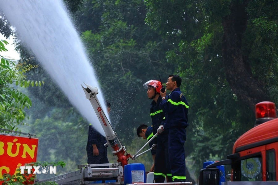 Lực lượng Phòng cháy chữa cháy nỗ lực khống chế đám cháy xảy ra tại số 39 phố Hai Bà Trưng (quận Hoàn Kiếm, Hà Nội). (Ảnh: Tuấn Anh/TTXVN)