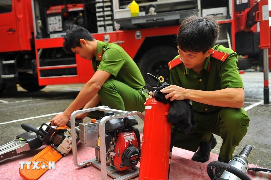Phòng cảnh sát phòng cháy chữa cháy và cứu nạn, cứu hộ (Công an tỉnh Ninh Bình) chủ động phòng ngừa, xung kích trong cứu nạn chữa cháy. (Ảnh: Minh Đức/TTXVN)