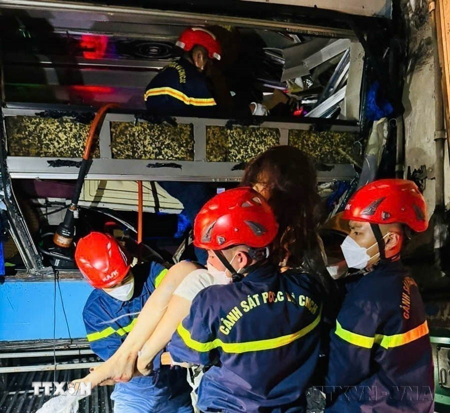 Lực lượng Cảnh sát phòng cháy chữa cháy và cứu nạn, cứu hộ triển khai các phương án giải cứu nạn nhân mắc kẹt trong vụ tai nạn giữa xe khách và xe container khiến 7 người bị thương trên tuyến cao tốc Mai Sơn-Quốc lộ 45 (đoạn qua xã Thiệu Hợp, huyện Thiệu Hóa). (Ảnh: TTXVN phát)